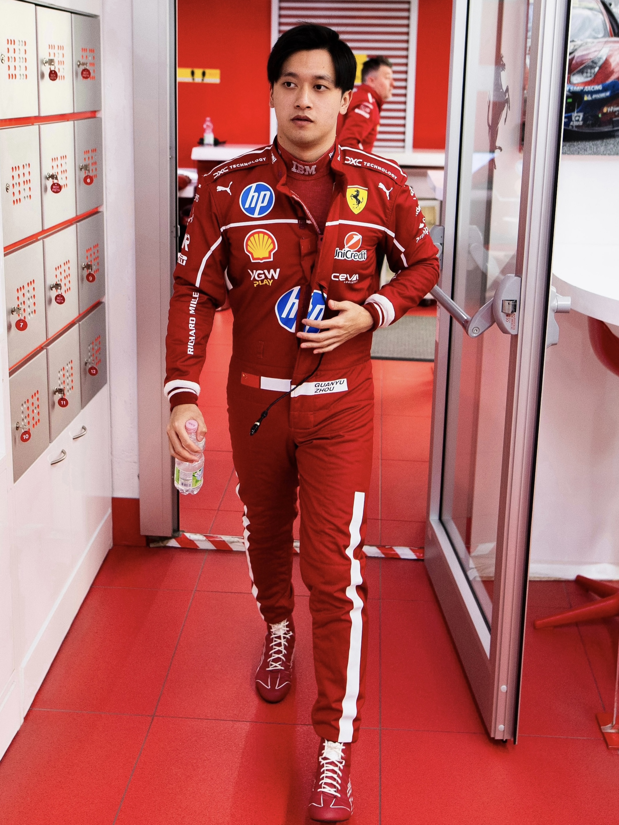 索伯车队鏖战红牛车队，周冠宇惊艳四座